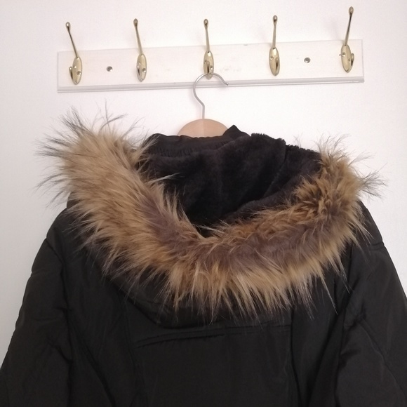 *SOLD* Woman's Black Faux Fur Winter Coat - Picture 6 of 8